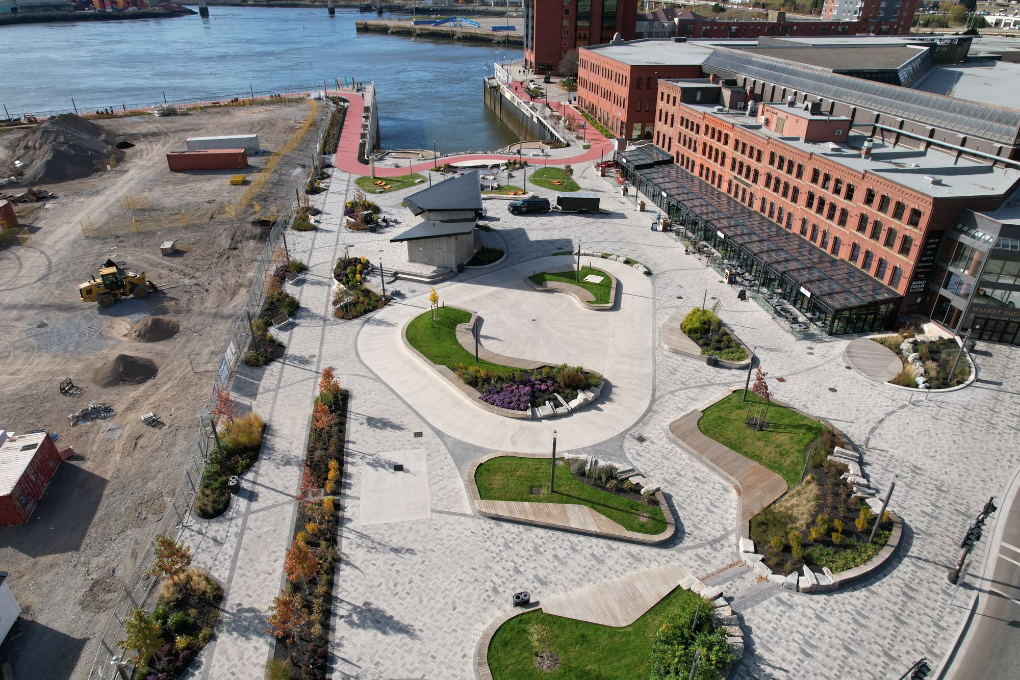 Ihtoli-maqahamok waterfront plaza and Harbour Passage